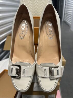 TOD'S Ivory Leather Buckle Loafer Pumps - Women's